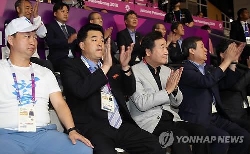 韓国首相 北朝鮮体育相と並んで南北バスケ観戦 アジア大会 聯合ニュース