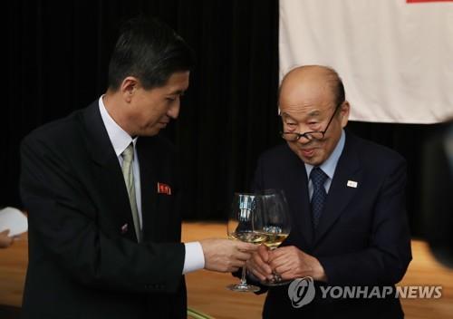 ８月２４日、南北離散家族再会行事に合わせて開かれた夕食会で乾杯する朴庚緒氏（右）とパク・ヨンイル氏＝（聯合ニュース）
