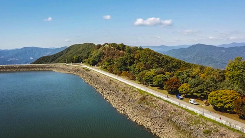 山頂の貯水池を彩る秋景色　京畿道・加平の虎鳴湖