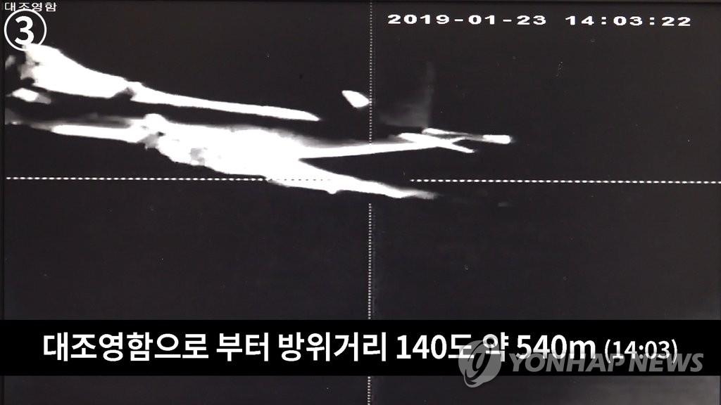 韓国当局が公開した写真のうちの１枚。韓国駆逐艦から５４０メートルの距離を飛行する海上自衛隊の哨戒機（国防部提供）＝（聯合ニュース）