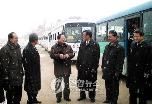 ２００３年２月、陸路での金剛山観光の事前調査で北朝鮮を訪れた鄭夢憲氏（右から３人目）ら＝（朝鮮中央通信＝聯合ニュース）