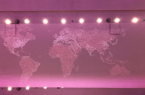 記者会見場の天井にはピンク色の光で描いた世界地図が登場した＝１７日、ソウル（聯合ニュース）