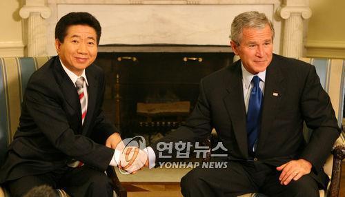 ２００６年９月の首脳会談で握手を交わす盧武鉉氏（左）とブッシュ氏（資料写真）＝（聯合ニュース）