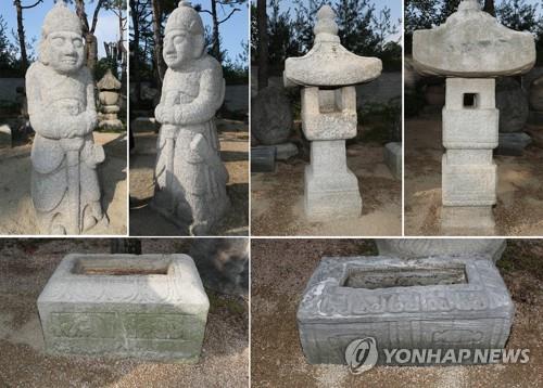 日本から戻ってきた朝鮮王朝時代の石造遺物＝２日、ソウル（聯合ニュース）
