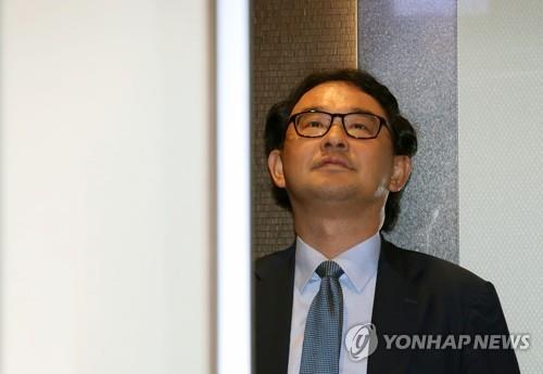 韓国外交部に入る西永氏＝１９日、ソウル（聯合ニュース）