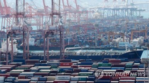 韓国経済は輸出を柱に成長してきた。主要港の釜山港（資料写真）＝（聯合ニュース）