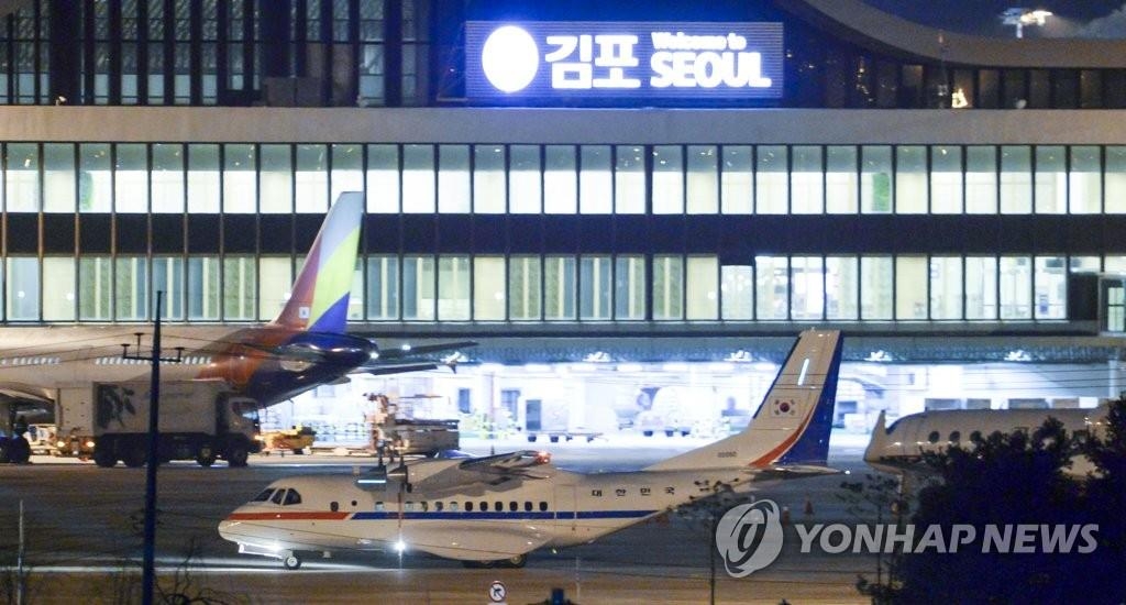 クルーズ船乗客移送の韓国大統領専用機　金浦空港に到着