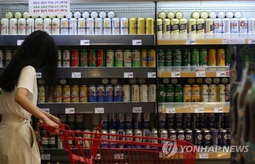 ソウル市内のスーパーの売り場に並ぶビール（資料写真）＝（聯合ニュース）