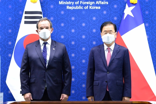 会談前に記念撮影する鄭氏（右）とチリのアラマンド外相（外交部提供）＝（聯合ニュース）≪転載・転用禁止≫