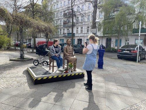ベルリンに設置された平和の少女像（資料写真）＝（聯合ニュース）