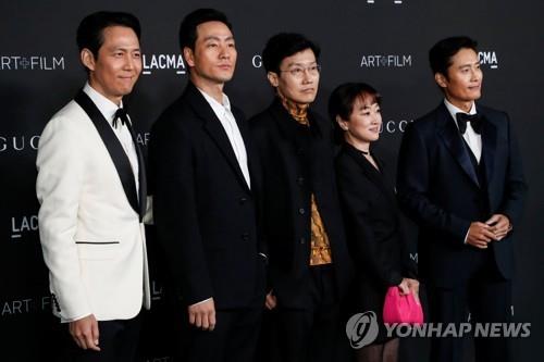 ロサンゼルス・カウンティー美術館で開かれたイベントに出席したイ・ジョンジェ（左端）、パク・ヘス（左から２人目）、イ・ビョンホン（右端）＝（ロイター＝聯合ニュース）