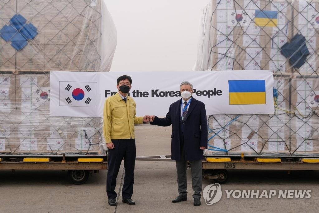 韓国政府は先月、ウクライナに緊急医療品を提供した。拳を合わせてあいさつする韓国外交部のウォン・ドヨン開発協力局長（左）とウクライナのポノマレンコ駐韓大使（外交部提供）＝（聯合ニュース）≪転載・転用禁止≫