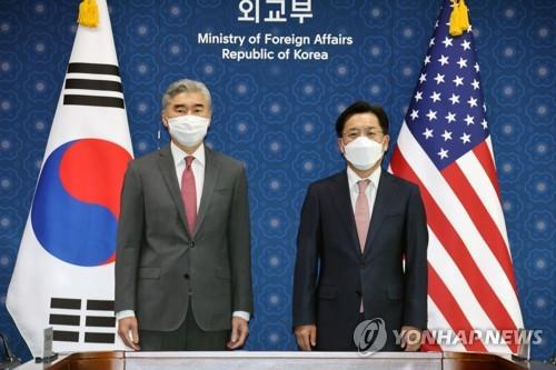 魯圭悳・朝鮮半島平和交渉本部長（右）とソン・キム北朝鮮担当特別代表＝１８日、ソウル（聯合ニュース）