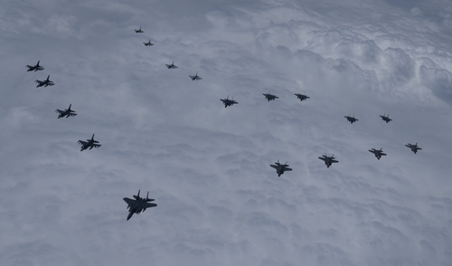 韓米の戦闘機２０機が黄海上空を飛行　北朝鮮の挑発に武力誇示