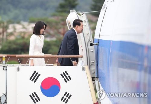 空軍１号機に乗り込む尹大統領夫妻＝２７日、城南（聯合ニュース）