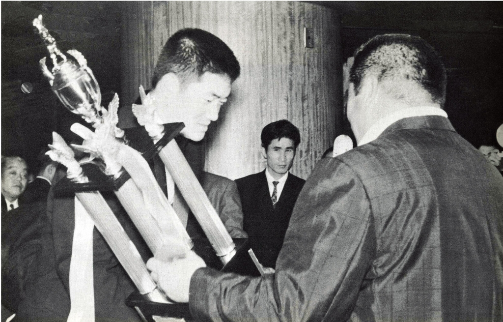 １９６１年１２月、パ・リーグの首位打者となった張本勲（左）に力道山がトロフィーを手渡している（在日体育会提供）＝（聯合ニュース）≪転載・転用禁止≫