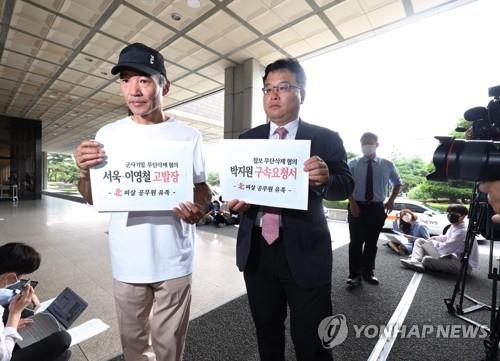 ８日、北朝鮮軍に射殺された男性の実兄（左）が国情院の朴前院長の拘束を求める意見書を提出するため、ソウル中央地検を訪れた＝（聯合ニュース）