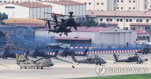 韓米が合同軍事演習「乙支フリーダムシールド（ＵＦＳ）」を開始した。ソウル南方の京畿道・平沢にある米軍基地から飛び立つヘリコプター＝２２日、平沢（聯合ニュース）