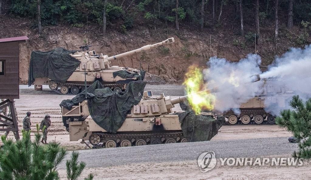 ８月３１日にソウル近郊の京畿道で実施された合同野外機動訓練で、砲弾を発射する在韓米軍の自走砲＝（聯合ニュース）