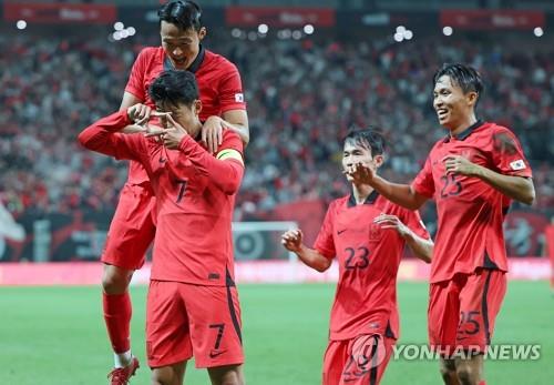 孫興ミン（左手前）のゴールを喜ぶ選手ら＝２７日、ソウル（聯合ニュース）
