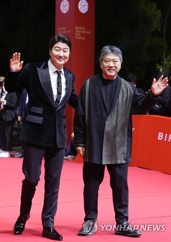第２７回釜山国際映画祭（ＢＩＦＦ）が５日、韓国南部・釜山で開幕した。映画祭専用館「映画の殿堂」での開会式に出席した韓国の俳優ソン・ガンホ（左）と是枝裕和監督＝（聯合ニュース）