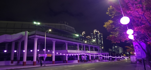 ＢＴＳ公演会場周辺を紫でライトアップ　観光名所に＝韓国釜山市