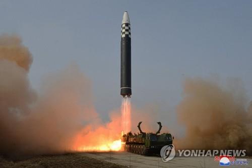 北朝鮮はミサイル発射を繰り返している。北朝鮮が公開した、新型大陸間弾道ミサイル（ＩＣＢＭ）「火星１７」を称するミサイルの発射場面（資料写真）＝（北朝鮮・朝鮮中央通信＝聯合ニュース）≪転載・転用禁止≫