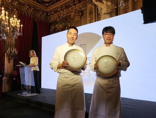 ソウル新羅ホテルのレストラン「羅宴」「コンチネンタル」のシェフ（新羅ホテル提供）＝（聯合ニュース）