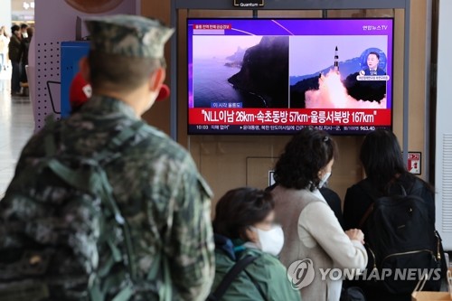 北朝鮮のミサイル発射のニュースを見る市民（資料写真）＝（聯合ニュース）