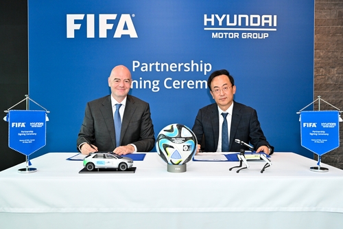 調印式に出席したＦＩＦＡのインファンティノ会長と現代自動車グループの金杰社長（現代自グループ提供）＝（聯合ニュース）≪転載・転用禁止≫