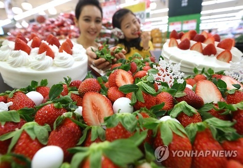 대형마트에 진열된 딸기 [연합뉴스 자료사진]