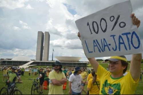 브라질리아에서 벌어진 부패수사 지지 시위