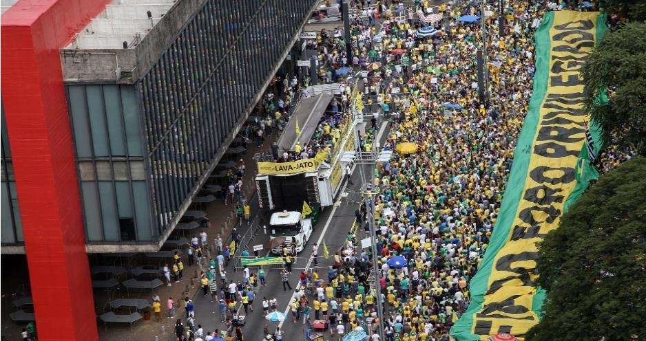 상파울루 시내 파울리스타 대로를 점거한 시위대