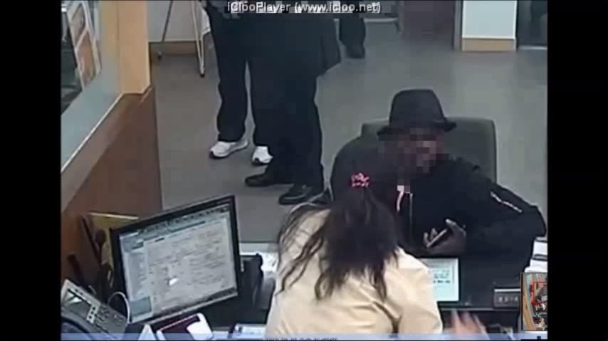  피의자가 경기도 의정부시 소재 은행에서 인출을 시도하는 모습