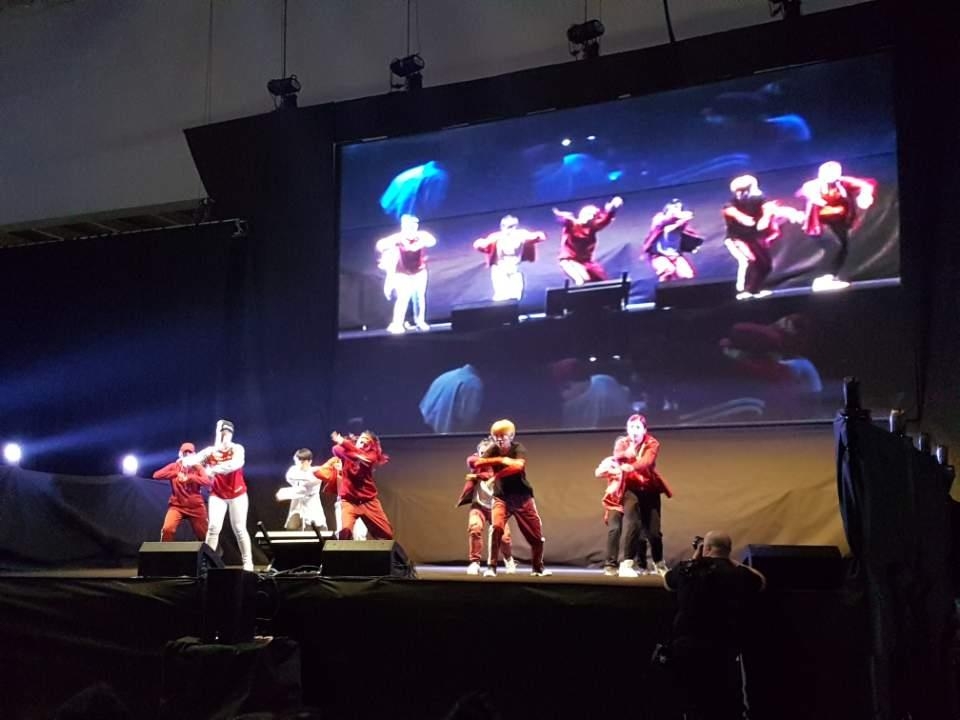 로마에서 열린 K팝 경연대회에서 열창하는 이탈리아 그룹 '본 이터' 