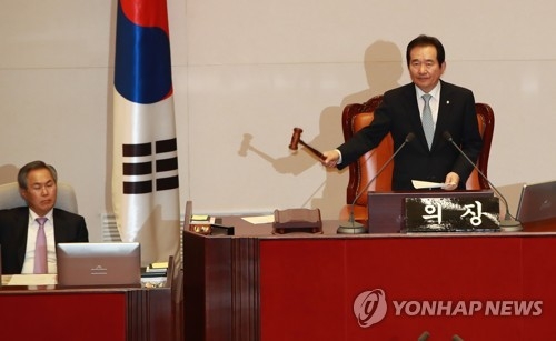 새정부 출범 21일만에 총리 인준…한국당은 투표 불참(종합) - 2