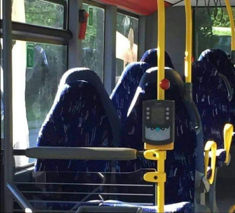  비어있는 버스 좌석을 촬영한 사진
