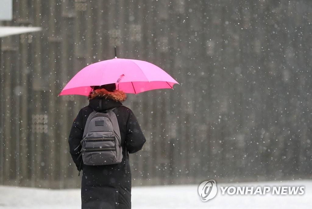 서울에 눈이 내린 13일 이화여자대학교에서 학생들이 강의실로 향하고 있다. 사진은 내용과 무관합니다. 