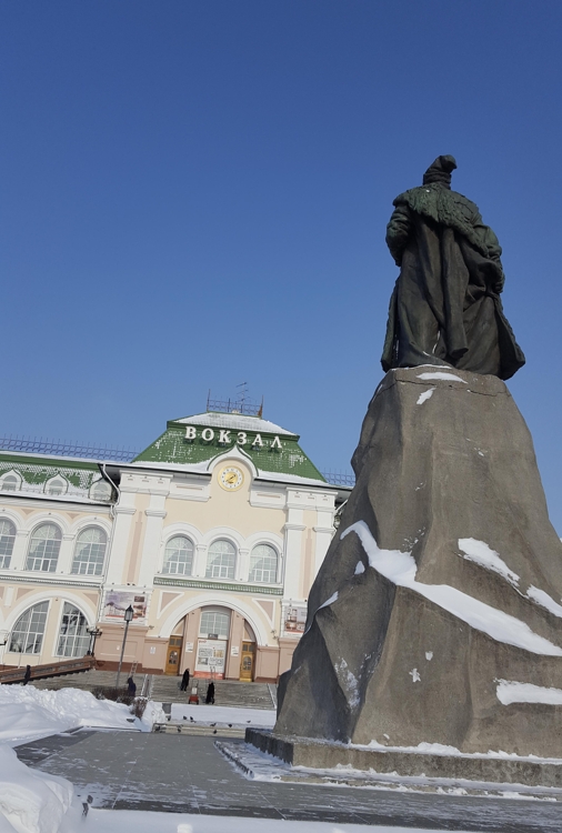 100년 전 한인사회당이 창당된 러시아 하바롭스크의 철도역사. 맞은편에 16세기 이곳을 처음 발견해 이곳 지명의 유래가 된 러시아 탐험가 하바로프의 동상이 서 있다.