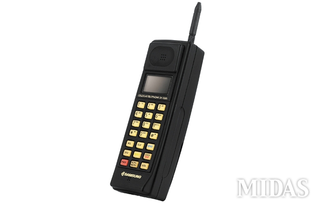 국산 1호 휴대폰 ‘SH-100’. 무게 700g에 크기는 40cm에 달했다. 삼성전자 제공