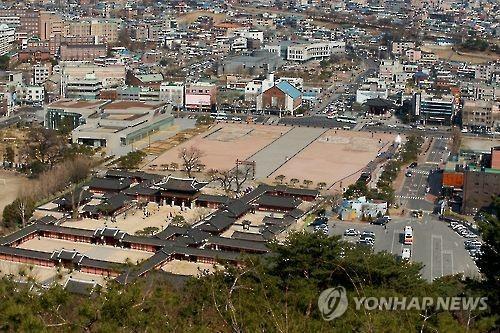 팔달산에서 내려다본 화성행궁과 수원 시내. 2016. 3. 24. (연합뉴스=전재원). [연합뉴스 자료사진]