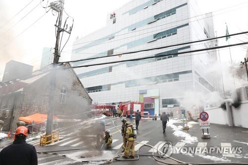 화재진압 작업 벌이는 소방대원들 (서울=연합뉴스) 김현태 기자 = 24일 오전 지하 통신구에서 화재가 발생한 서대문구 충정로의 KT 아현빌딩 앞에서 소방대원들이 화재진압 작업을 벌이고 있다. 2018.11.24 mtkht@yna.co.kr(끝)