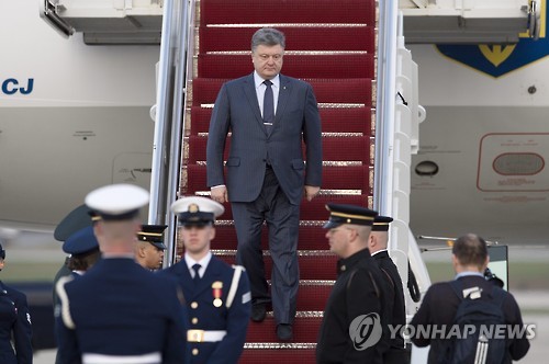 우크라 대통령 "러, 접경에 대규모 병력·무기 배치"