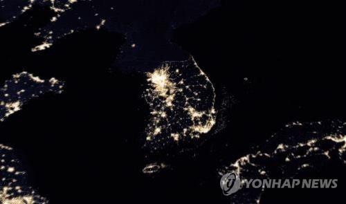 야간에 촬영한 한반도 위성사진