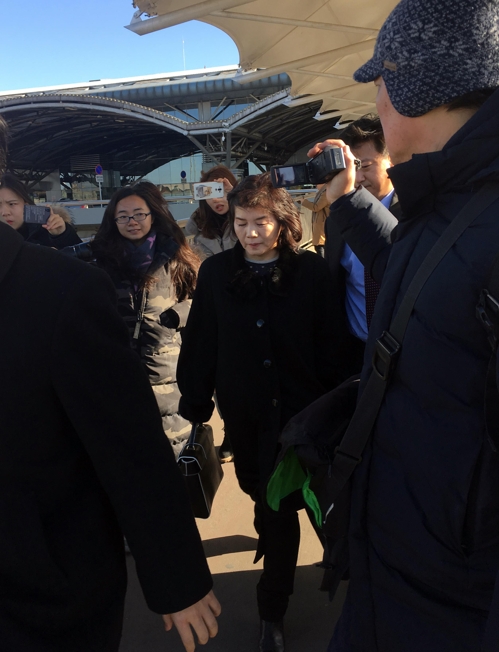 베이징 공항 주차장으로 향하는 최선희