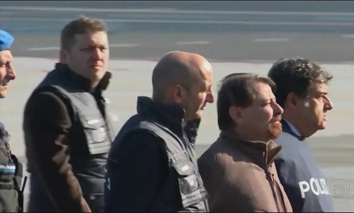 이탈리아로 송환되는 극좌 테러리스트 체사레 바티스티(오른쪽에서 두 번째) [브라질 뉴스포털 G1]