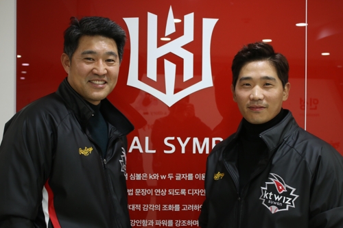 FA 계약을 체결한 이숭용 kt 단장과 박경수(오른쪽)