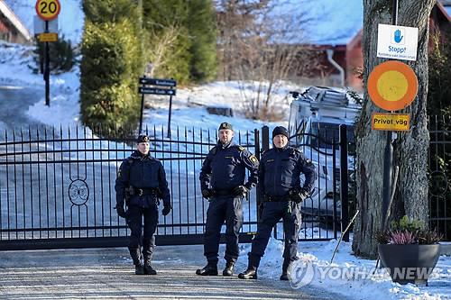 남·북한과 미국 3자 회의가 열린 스웨덴 스톡홀름 외곽 휴양시설 정문의 경비 경찰