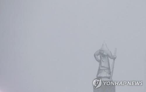 지난해 11월 24일 서울 종로구 광화문광장 이순신장군 동상에 첫눈이 내리고 있다 [연합뉴스 자료사진]