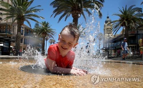 폭염 피해 분수대 찾은 호주 어린이